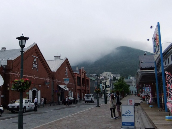 天氣超差的啊 函館山雲霧繚繞... 真的超級失望的...