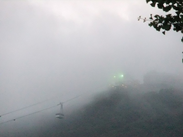 逛完倉庫群出來 山上還是... 搭纜車上山應該會哭哭吧 orz