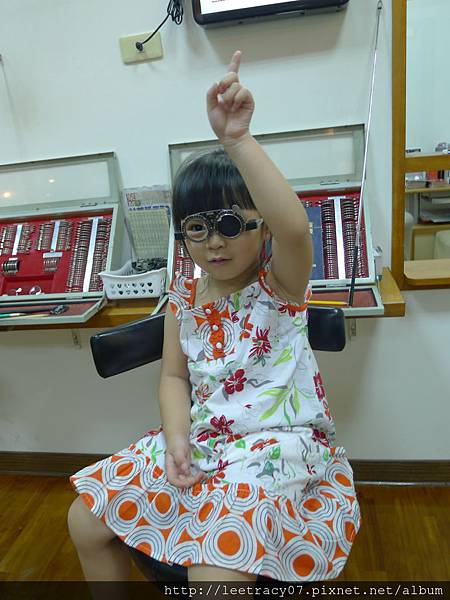 視力檢查｜兒童視力保健｜兒童視力保健門診｜兒童拿到學校視力檢查通知單時，該怎麼辦呢？｜視保眼科診所