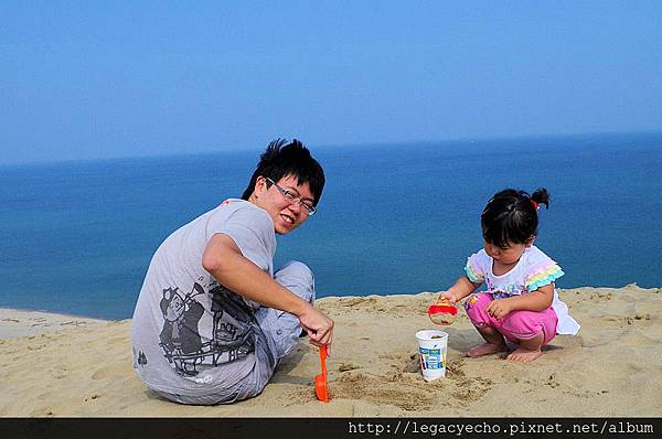 22在沙丘峰頂玩沙.jpg 22在沙丘峰頂玩沙.jpg