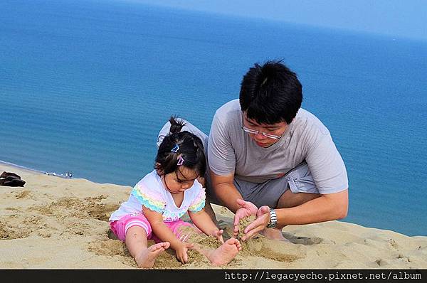 24沙丘峰頂亮亮玩沙.jpg 24沙丘峰頂亮亮玩沙.jpg