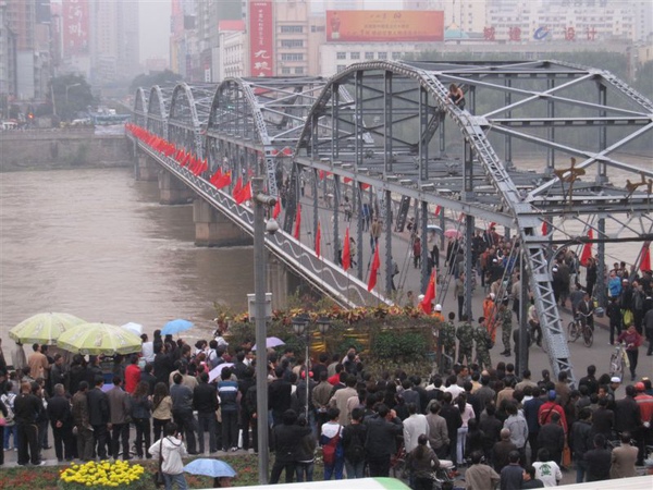 中山橋上 有人鬧自殺 中山橋上 有人鬧自殺