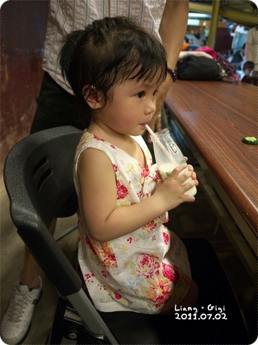 滿頭汗,四方牧場的鮮奶真好喝,自己喝光一瓶ㄟ!