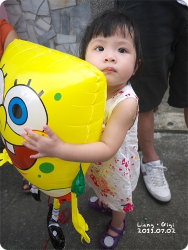 每次帶散步氣球都這樣抱.... 每次帶散步氣球都這樣抱....