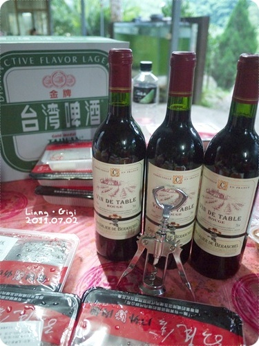 帶紅酒就是一定要記得帶開瓶器,後面那箱在啤酒廠順便跟我們回來了 帶紅酒就是一定要記得帶開瓶器,後面那箱在啤酒廠順便跟我們回來了