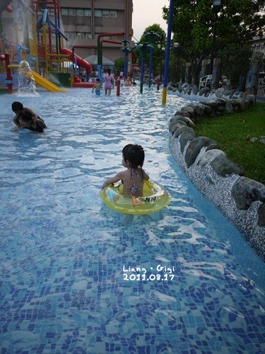 本來不下水,後來套上這泳圈,竟然冷到發抖也開心不起來!!我一轉頭自己走很遠去...囧