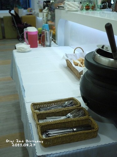 人多,餐點採用自助式