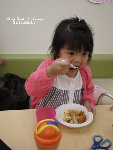 靚靚一來就說要吃肉丸子,真的不賴吃。 靚靚一來就說要吃肉丸子,真的不賴吃。