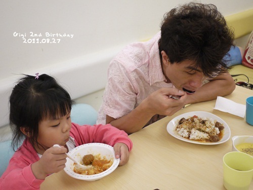 很認真的兩父女 很認真的兩父女