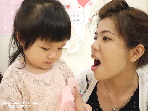 給我吃一口嘛... 給我吃一口嘛...