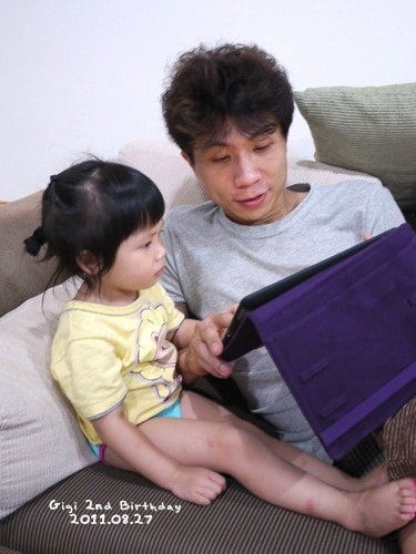 Gigi不停把爸爸的遊戲按掉...爸爸一直大笑,囧