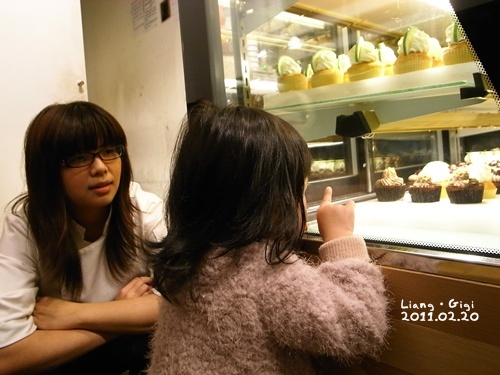 真的講不停說要吃這個...明明已經給她一個又不吃 真的講不停說要吃這個...明明已經給她一個又不吃