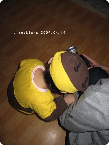 一直要看阿公幫她拍的鏡頭