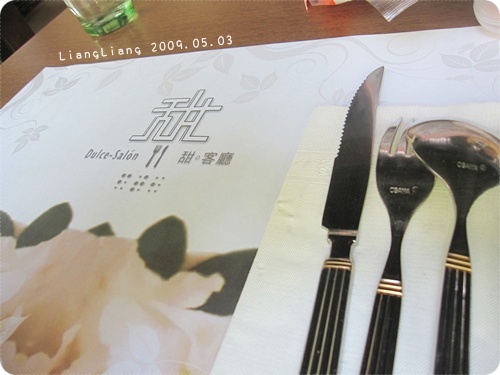 經過這連假,決定送修相機...這是室內沒閃光,看起來很復古色