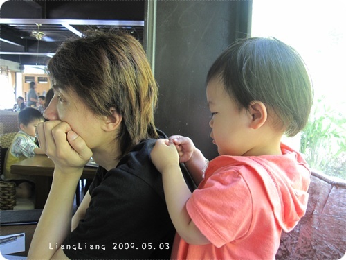 靚一直想幫爸爸夾髮夾