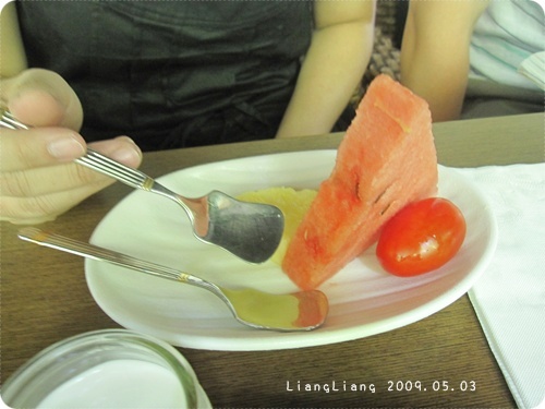 米阿姨拿到兩支湯匙,怎樣吃水果? 米阿姨拿到兩支湯匙,怎樣吃水果?