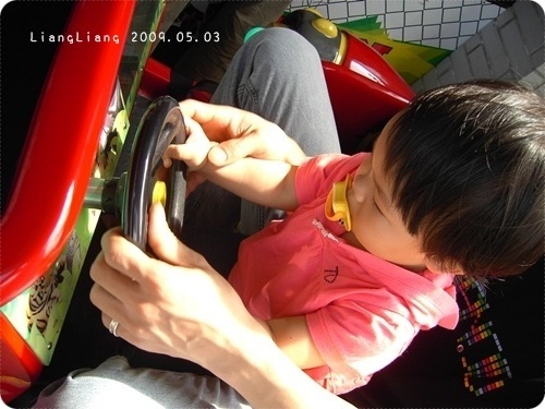 剛開始還不敢自己一個坐,誰開車吃奶嘴?