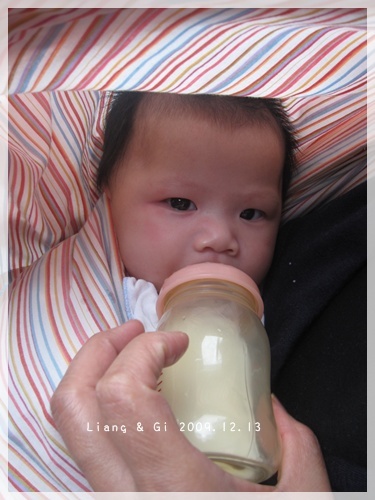 Gigi一醒就是要喝奶