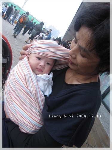 風很大,阿嬤說頭包這樣比較不會冷