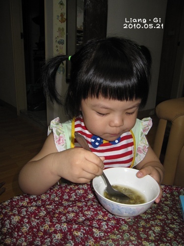 每次看小姐吃東西,就好像真的很好吃...