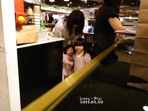 趕快出來啦!等等被樓管看到就慘了... 趕快出來啦!等等被樓管看到就慘了...