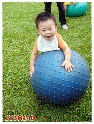 玩球.jpg 玩球.jpg