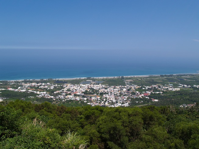 從金針山看著山腳下無垠的海洋與小鎮