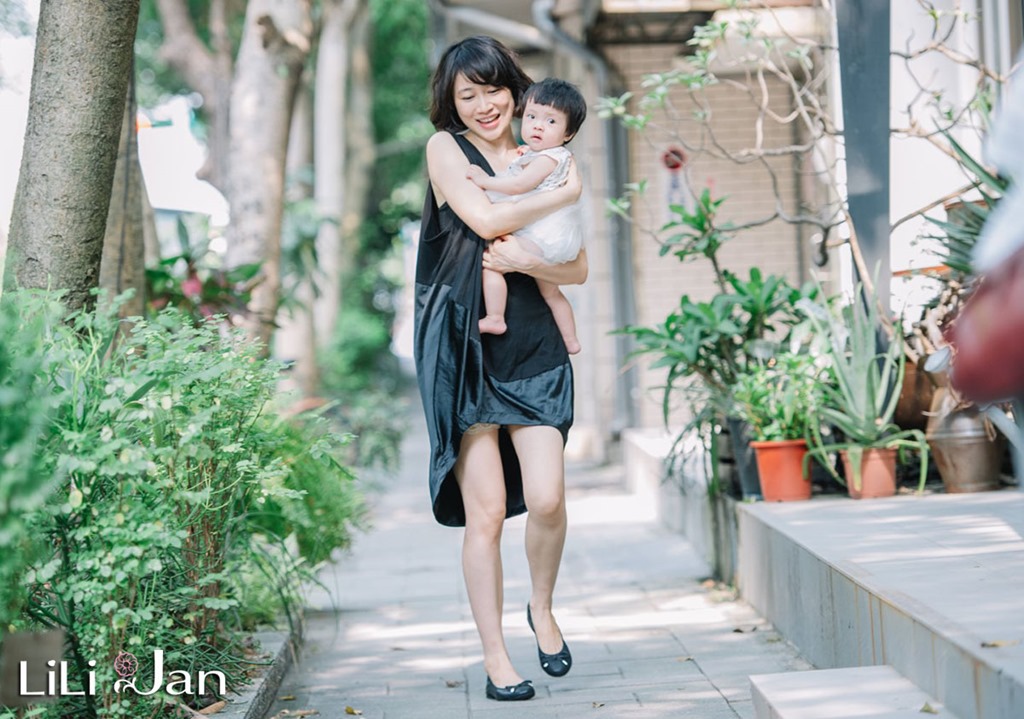 2014/10/7Jan的小公主小蜜桃誕生,就一堆客人在詢問我們是否要出童鞋^^ 但Jan的個性喜歡把事情都徹底研究好,準備好才開始著手, 因此一拖就拖了很久,決定回歸最簡單也是LiLi Jan芭蕾舞鞋。(小孩27~33號,約3~12歲/大人34~41號。) 而腦中浮現的畫面,就是可愛的女孩笑了,媽咪跟著笑了, 一起踏著輕盈步伐,度過美好的午後~ 當了媽咪後,深深知道方便的重要性,因此決定選輕巧的摺疊鞋出發, 但鞋底有加厚讓媽咪與小孩都獲得更Q彈的享受。 讓鞋子在小朋友旅行時好攜帶,同時使用高級超纖材