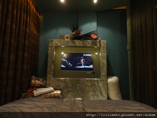 正對床的大電視