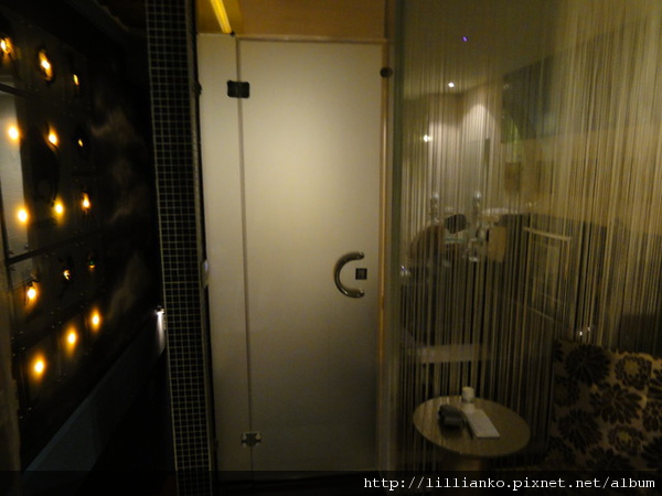 正對淋浴間的霧玻璃門