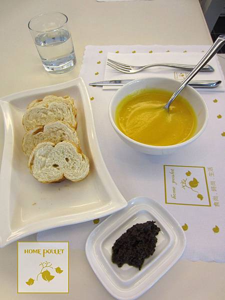 烘布蕾-麵包+南瓜湯+橄欖醬