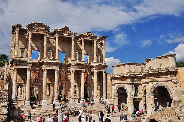 兩千年仍然佇立在原地的圖書館 兩千年仍然佇立在原地的圖書館