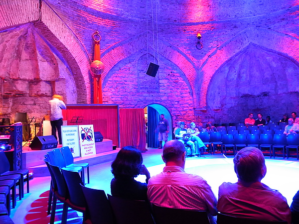 可是不能照相..只能照一下舞台