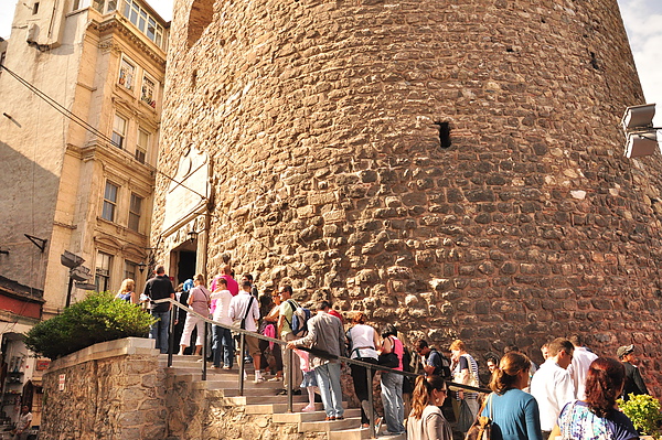 滿滿等得排隊進tower的人群