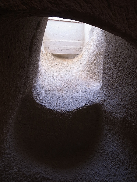 房間裡有小小的洞穴窗