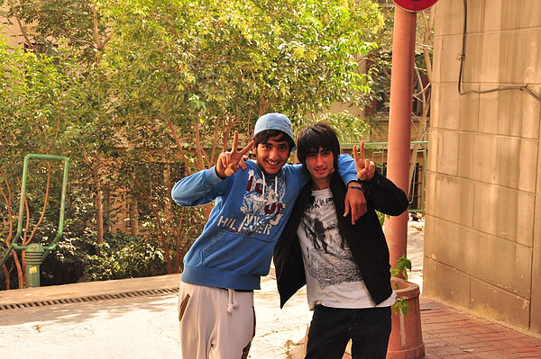 自己擺好姿勢等我們照相的小孩