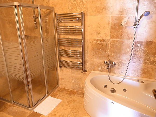 浴室很大還可以泡澡