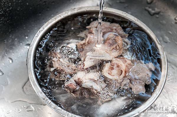雞豬骨高湯流程-洗淨雜質