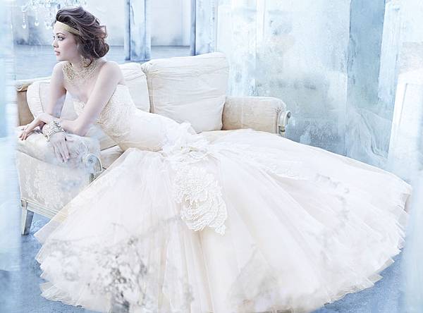 lazaro-bridal-lace-mermaid-gown-strapless-sweetheart-neckline-elongated-gathered-tulle-skirt-chapel-train-3363_zm