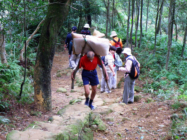 19-02勇者揹肥料上山.JPG