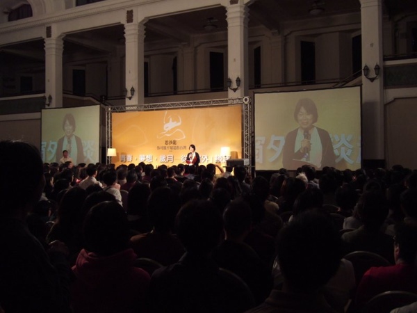 中山堂以左右兩個布幕放電影《窗外》.JPG 中山堂以左右兩個布幕放電影《窗外》.JPG