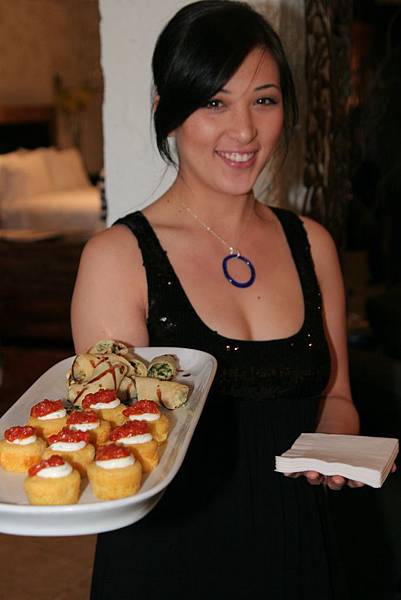 cocktail-waitress-wearing-kathleen-plate-jewelry1-e1270163196213 cocktail-waitress-wearing-kathleen-plate-jewelry1-e1270163196213