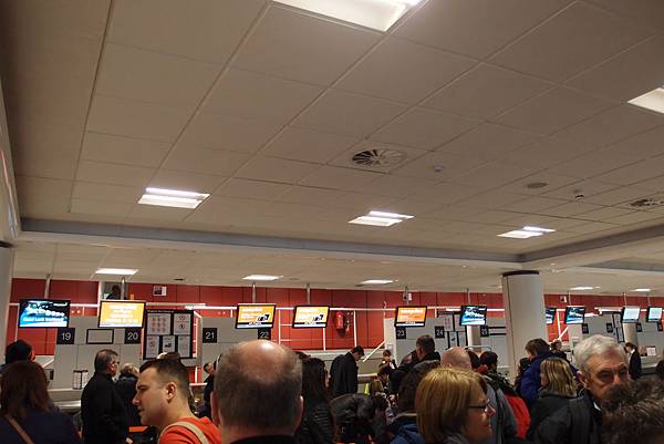 Easyjet check-in counter @ Edinburg Airport