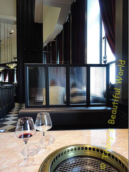 以透明馬賽克玻璃區隔