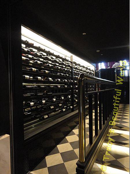 紅酒乾杯 入口處擺放藏酒 1