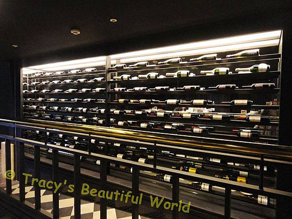 紅酒乾杯 入口處擺放藏酒 2