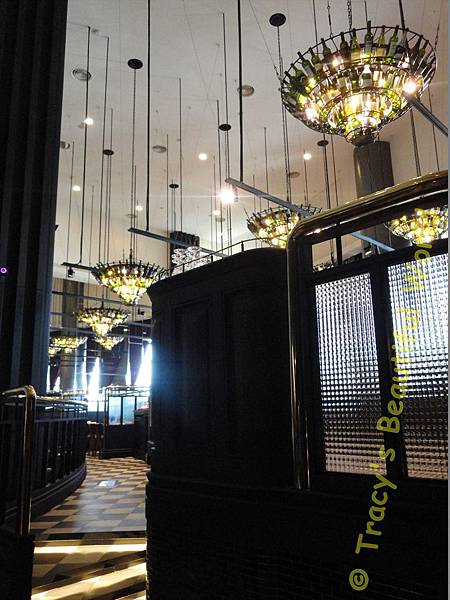 紅酒乾杯 上階梯進入用餐區