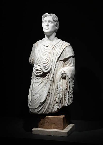 16_FV_AntiqueNotAntique_SelfPortraitasacriyngmantogatus.jpg 16_FV_AntiqueNotAntique_SelfPortraitasacriyngmantogatus.jpg