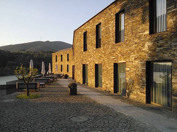 Hotel Eurostar (Douro 41) - Castelo de Paiva - ISABEL FURTADO E JOÃO PEDRO SERÔDIO.jpg Hotel Eurostar (Douro 41) - Castelo de Paiva - ISABEL FURTADO E JOÃO PEDRO SERÔDIO.jpg