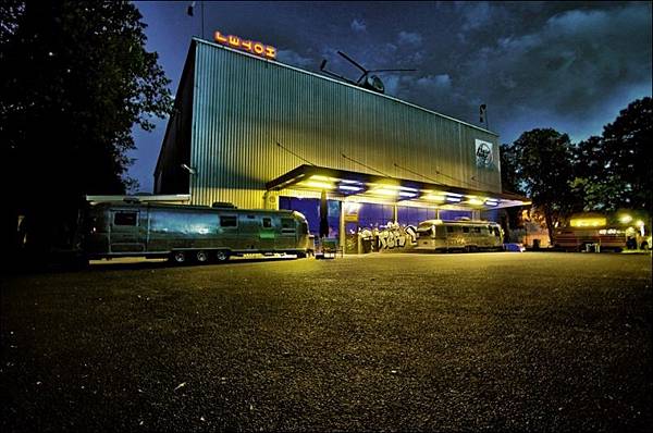 basecamp-aussen_nacht.jpg basecamp-aussen_nacht.jpg